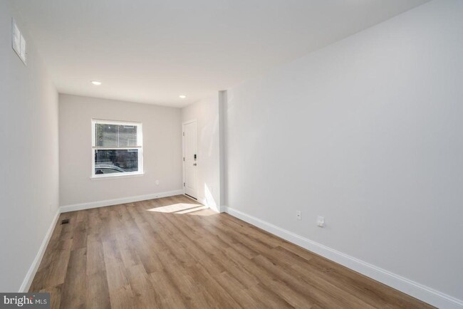 Foto del edificio - 3702 Claremont St
