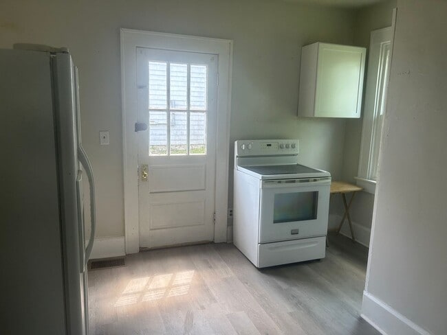 Building Photo - Adorable Two Bedroom One bath house!