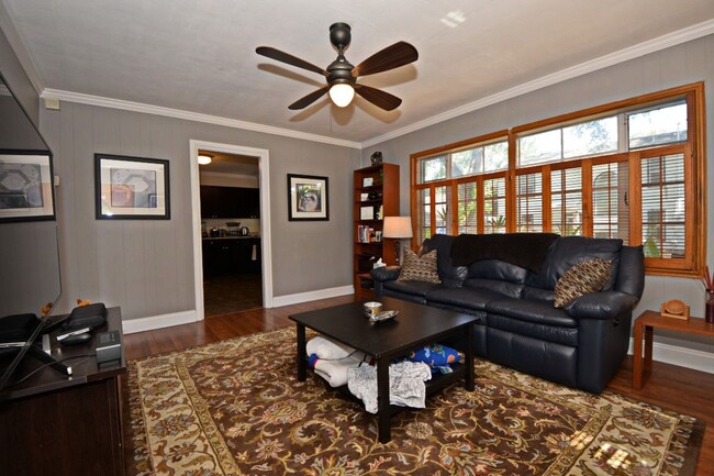 Building Photo - 2 Bedroom, 1 Bath - Lancaster Park /SODO
