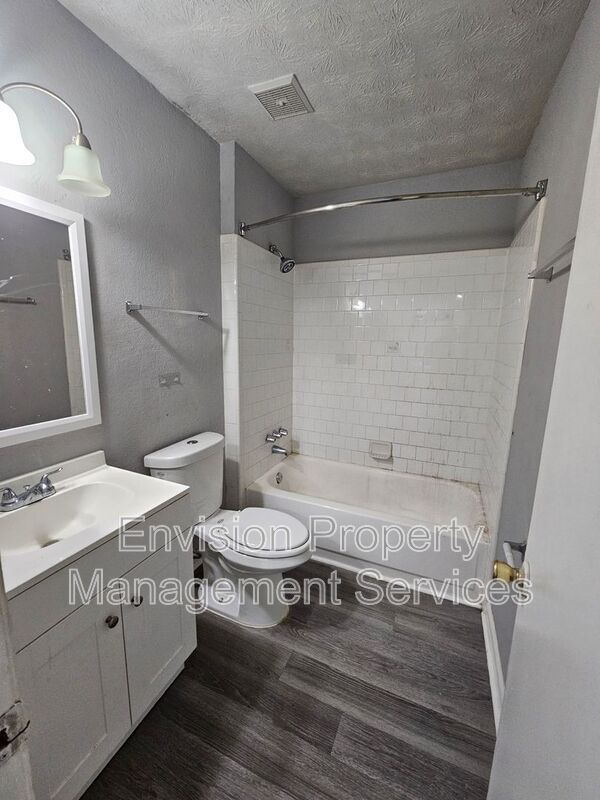 Foto del edificio - 966 Pine Hollow Rd