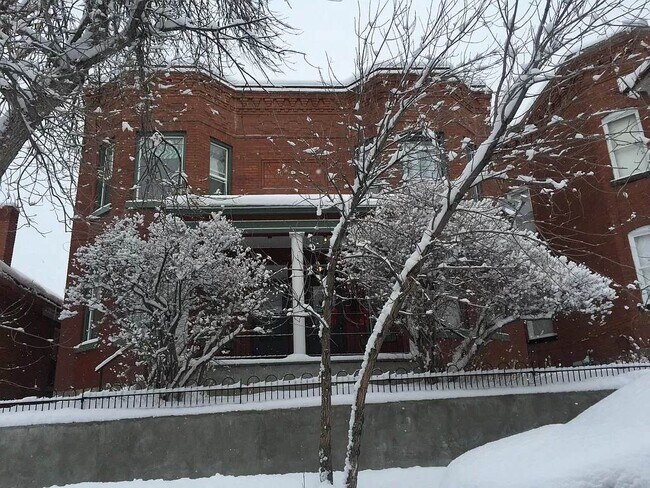 Building Photo - 917 W Silver St