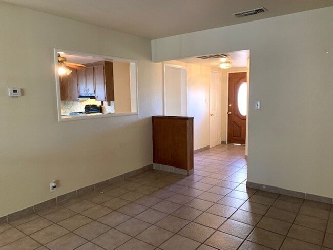 Building Photo - Cozy Three Bedroom, Two Bathroom Home with 2-Car Garage in S. Natomas
