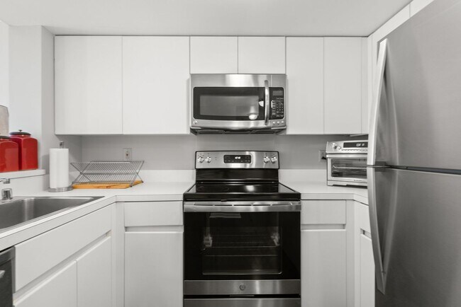 Building Photo - 1 Bed 1 Bath - Penn Quarter Condo - Furnished