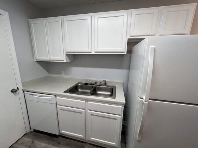 Building Photo - 6327 Quin Dr