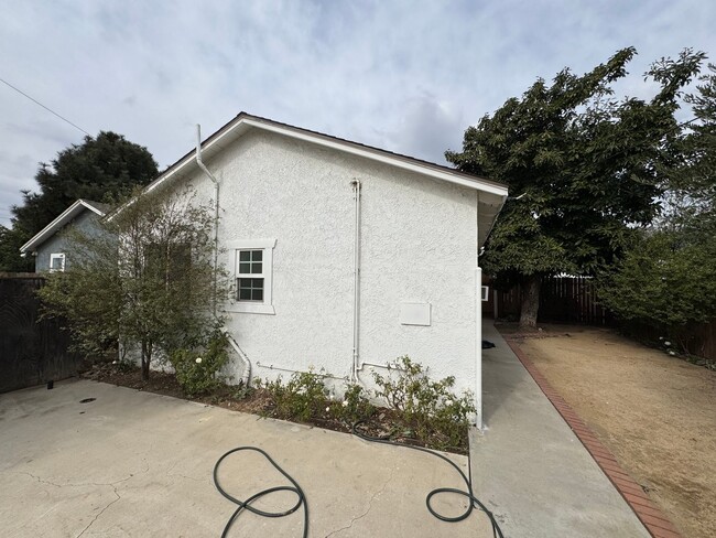 Building Photo - 2 Bed, 1 bath  Charming Back House in the ...