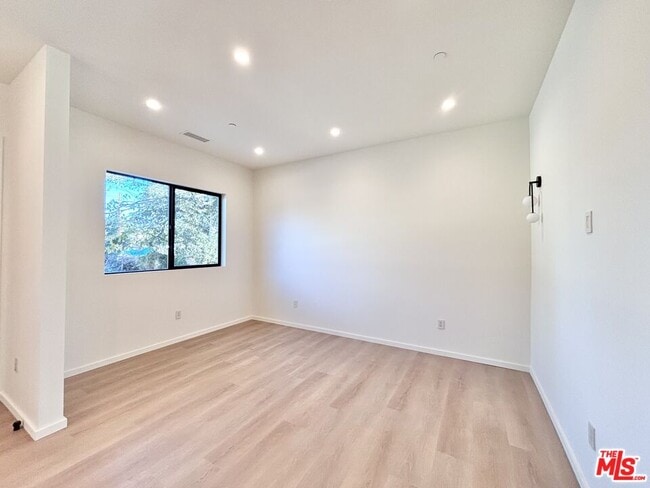 Building Photo - 17850 Saticoy St