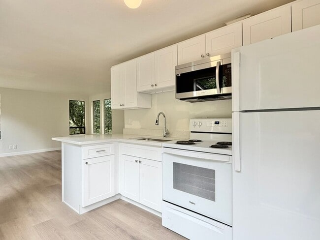 Building Photo - 3063 Oak Bay Rd