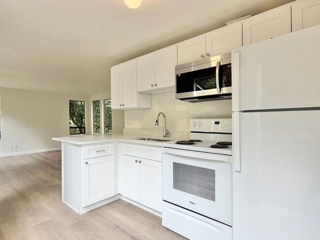 Foto del edificio - 3063 Oak Bay Rd