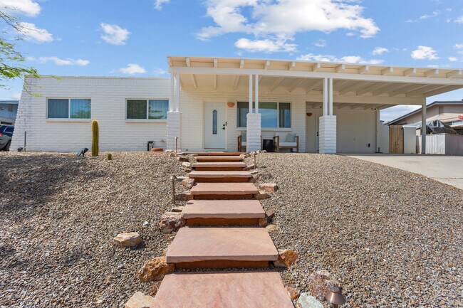 Foto del edificio - 9702 E 3rd St