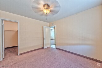 Building Photo - 216 N 10th St