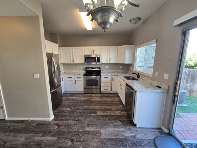 Building Photo - Updated Autumn Chase Townhome