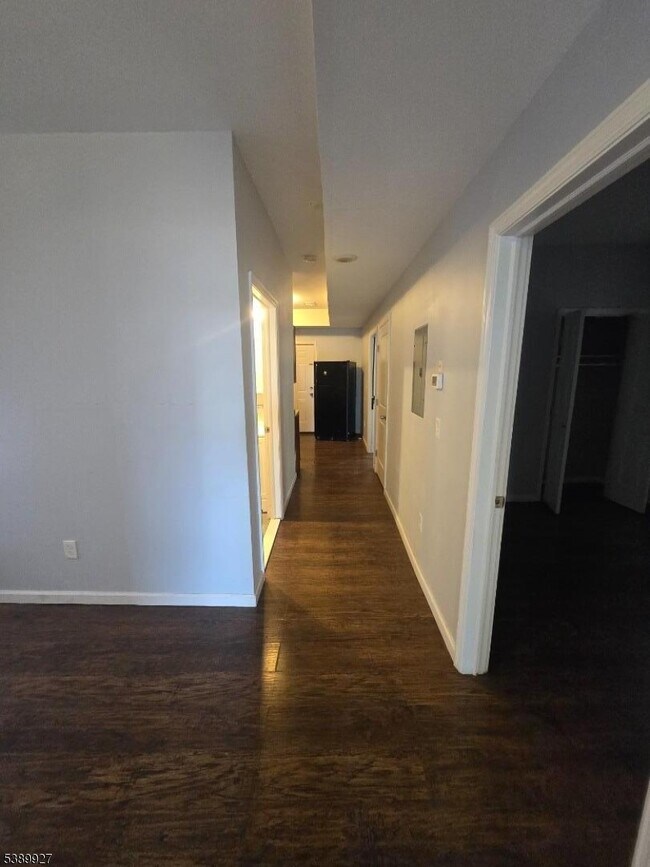 Building Photo - 251 Ellis Ave