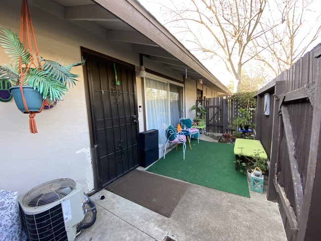 Building Photo - 5484 Roundtree Dr