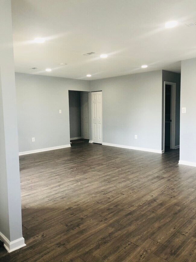 Entrada y sala familiar - 1401 Key Pkwy