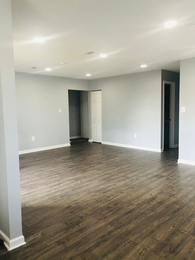 Entrance & Family room - 1401 Key Pkwy