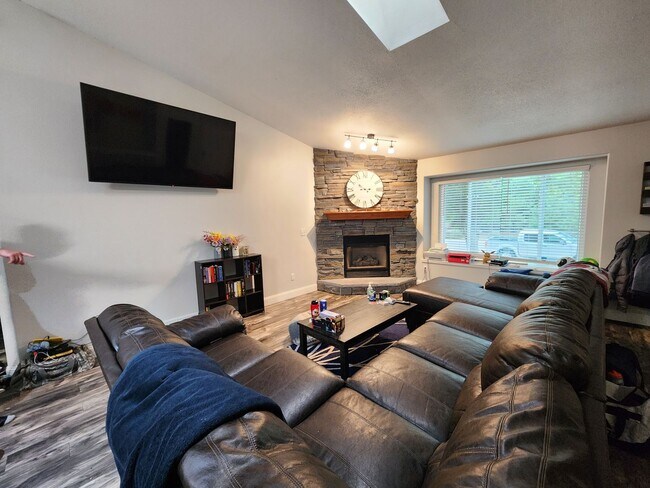 Building Photo - Stunning 6 Bed 3 Bath Home in Stetson Hill...