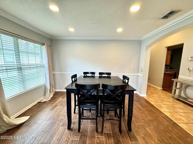 Building Photo - 1672 Pinecrest Dr