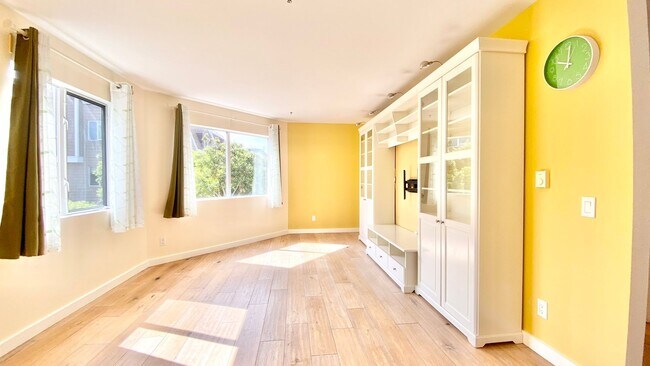 Foto del edificio - 6400 Christie Ave