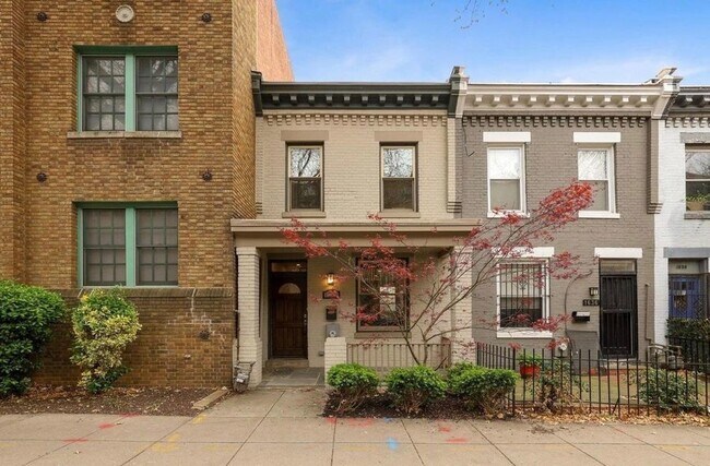 Building Photo - Dream 2 Bedroom Rowhome w/ Parking!