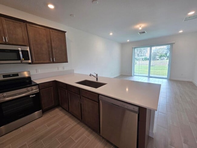 Foto del edificio - 5690 Divine Dr