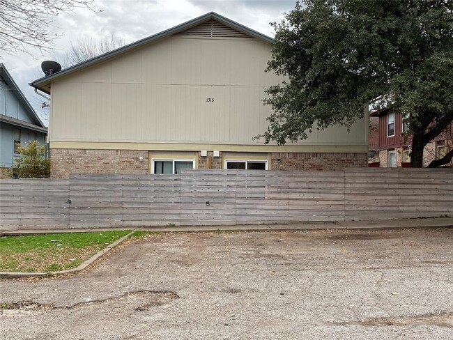 Building Photo - 1315 Southport Dr
