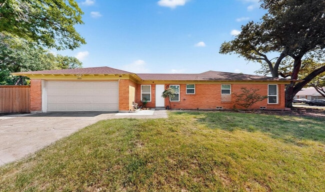 Photo - 1900 Hilltop Dr House