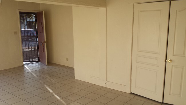 Sala de estar - 1304 Junipero Ave