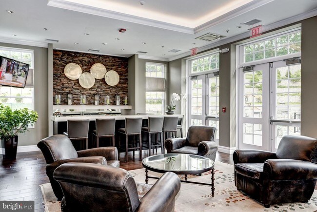 Foto del edificio - 8121 River Rd