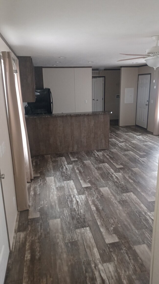 Building Photo - 2 bedroom/1 bathroom mobile home