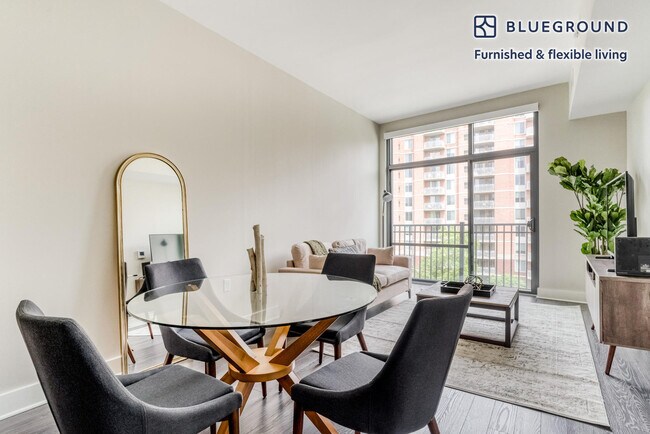 Foto del edificio - 4901 Montgomery Ln