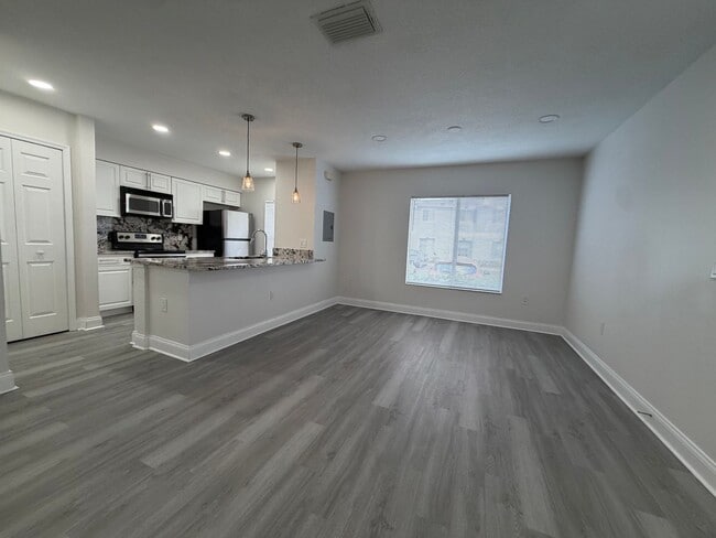 Photo - 3 BEDROOM 2.5 BATHROOM in Waterside Community!! Apartment