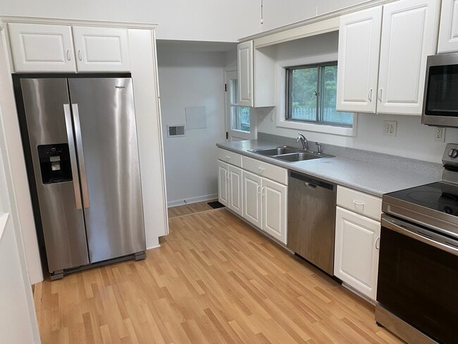 Building Photo - 330 Forestway Dr