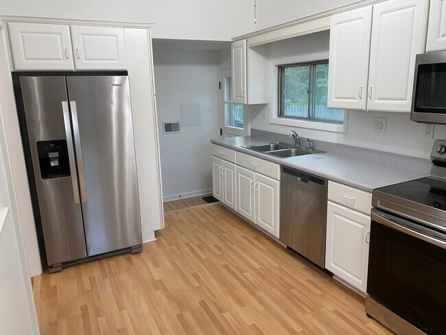 Foto del edificio - 330 Forestway Dr