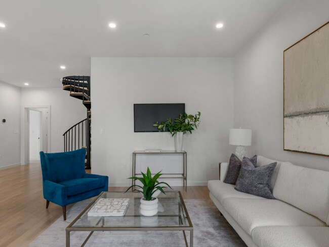Building Photo - Charming 3 Bedroom