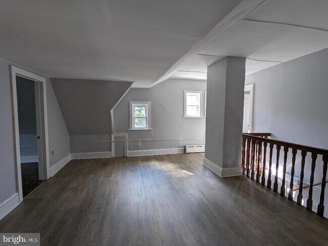 Building Photo - 511 Evesham Ave E