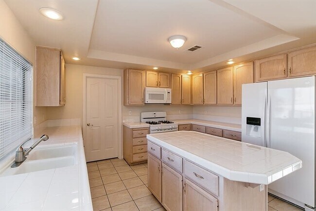 Building Photo - 2554 Claridge Ave
