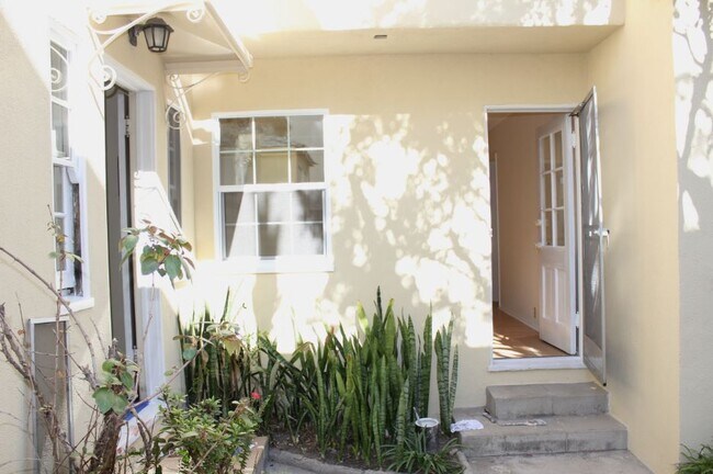 Building Photo - 429 N Doheny Dr