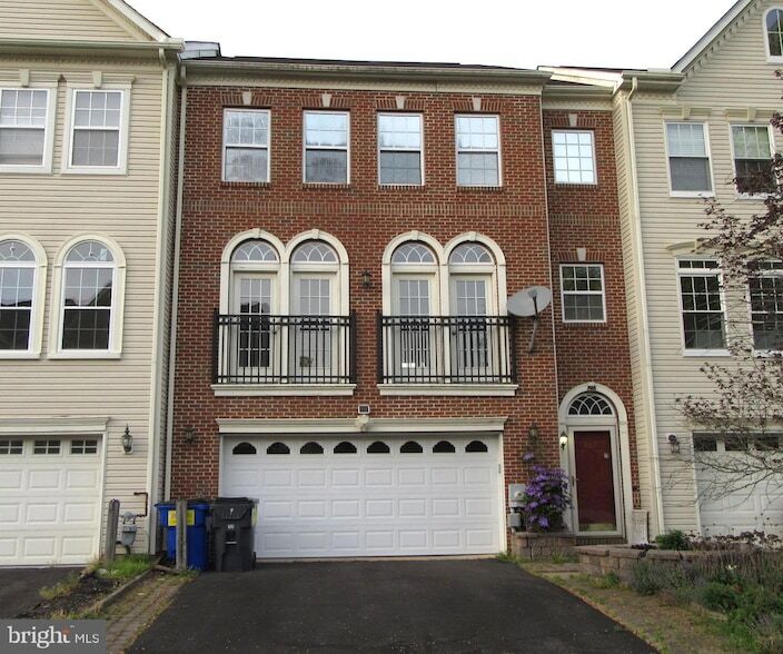 Primary Photo - 103 Persimmon Pl