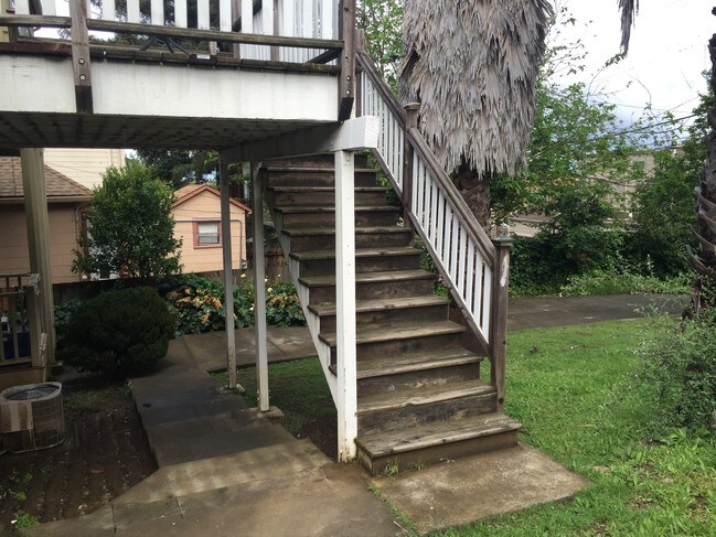 1001 Sutter Street | Outside Stairs to Second Level - 1001 Sutter St
