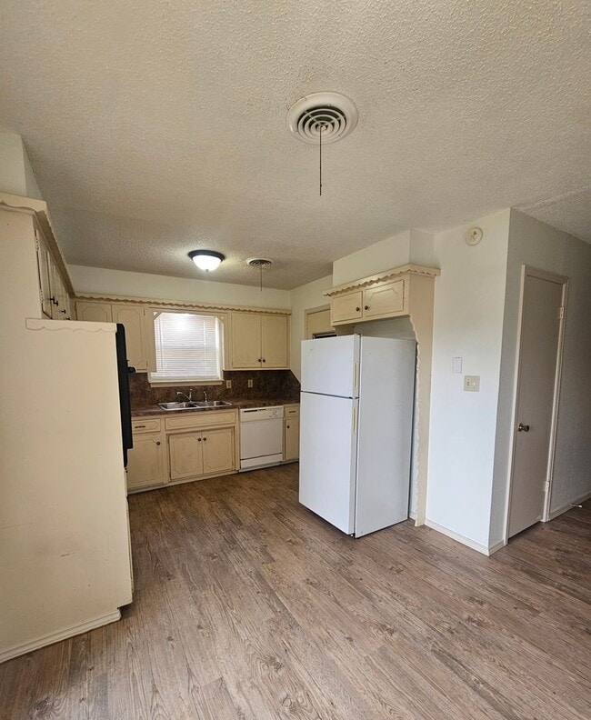 Foto del edificio - (3) Bed/(2) Bath Avail NOW!! Pet Negotiable!