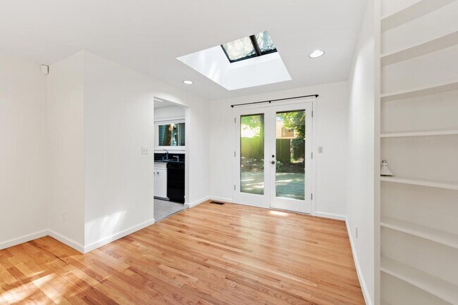 Building Photo - Beaux Arts Village Charmer - 3 bedrooms