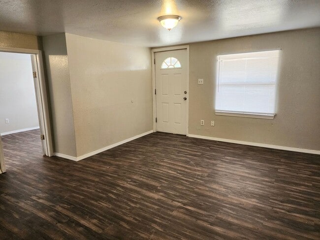 Building Photo - 905/907 N Ave K - duplex