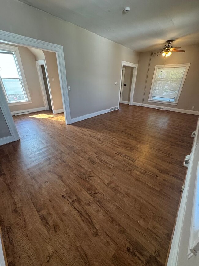 Building Photo - Beautiful 3 Bedroom 1.5 Bathroom Historic ...