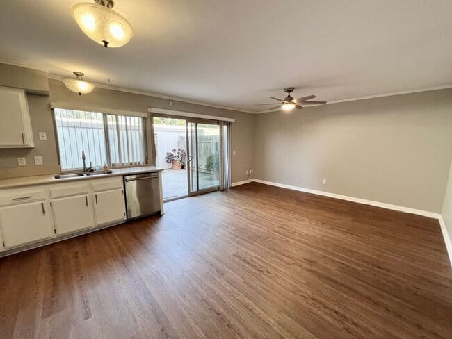 Building Photo - Spacious 4 BR/2.5 BA Townhouse in Carlsbad...