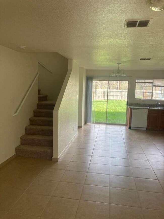 Foto del edificio - Pet friendly two story near bases