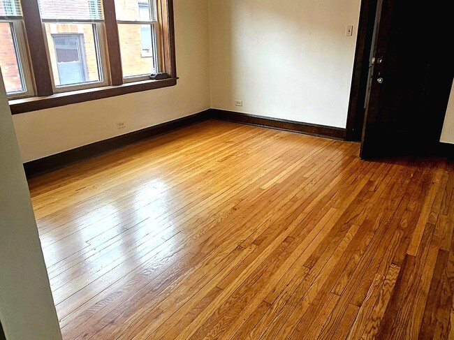 Foto del edificio - 3540 N New England Ave