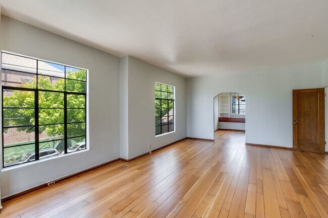 Building Photo - Spacious & Bright  1BD/2BA Berkeley Apartm...
