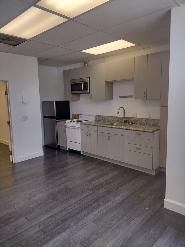 Building Photo - 7450 Girard Ave