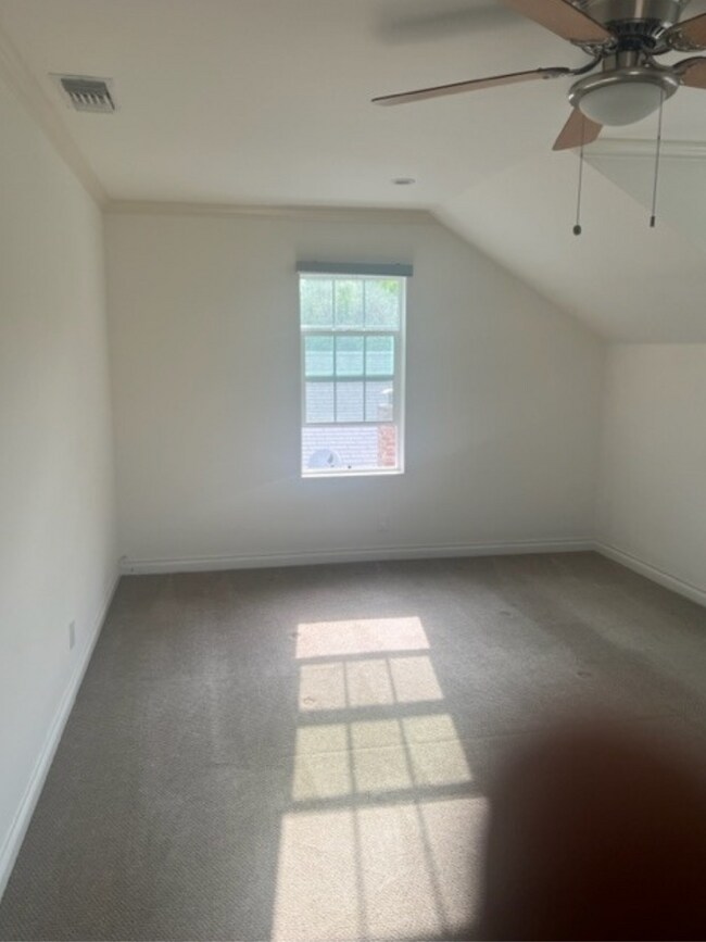 Building Photo - 6708 De Longpre Ave
