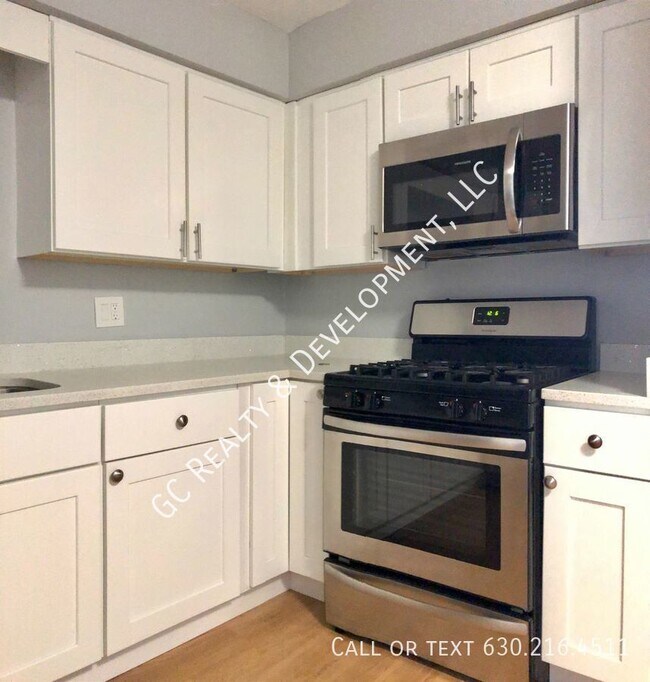 Building Photo - ***WESTMONT LOCATION / LARGE 1 BEDROOM / T...